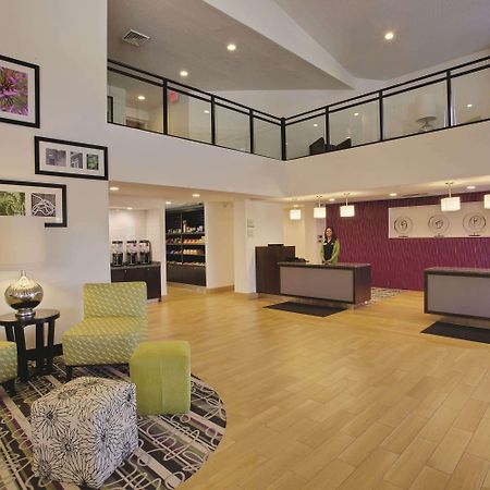 La Quinta Inn & Suites By Wyndham Detroit Metro Airport Romulus Buitenkant foto