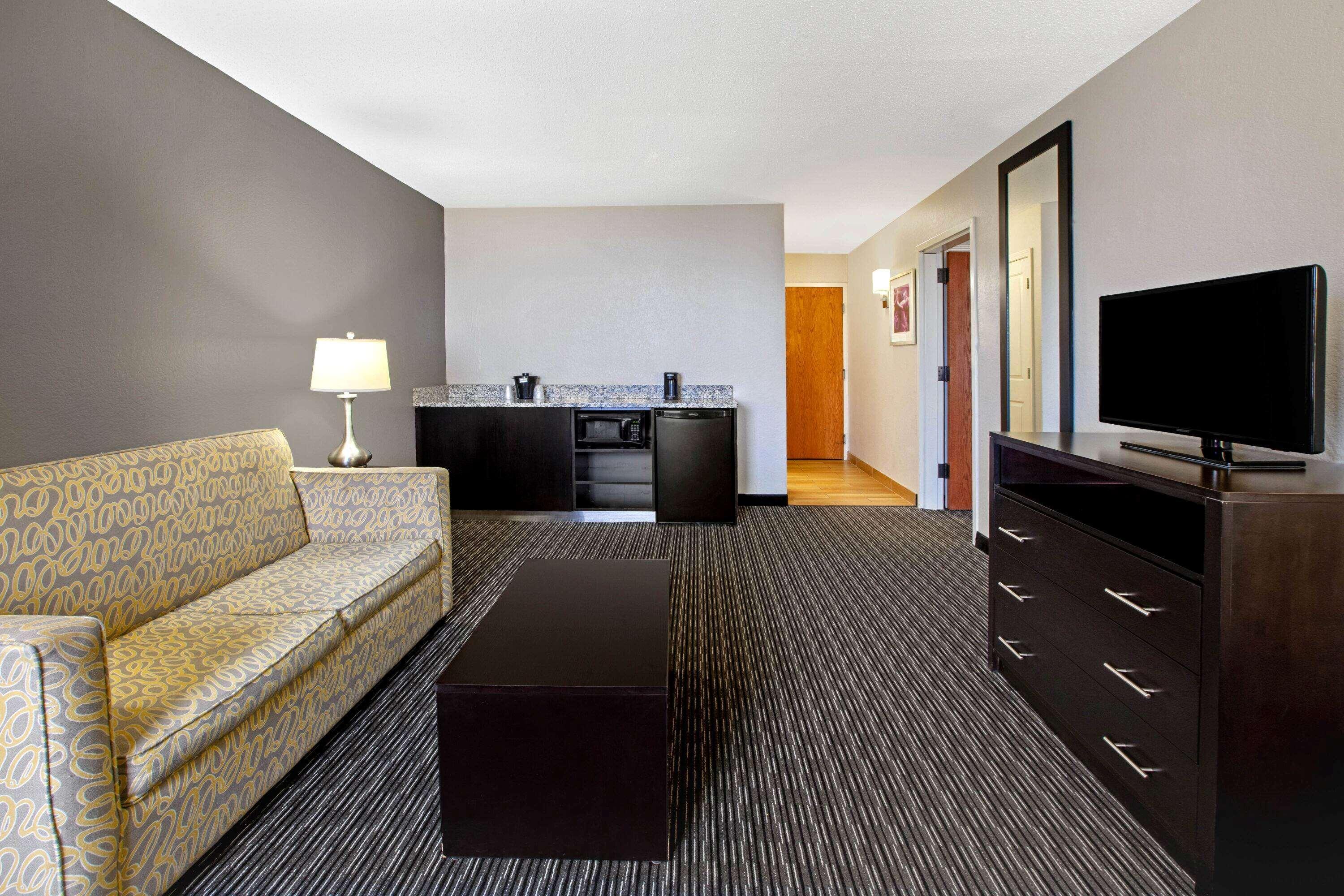 La Quinta Inn & Suites By Wyndham Detroit Metro Airport Romulus Buitenkant foto