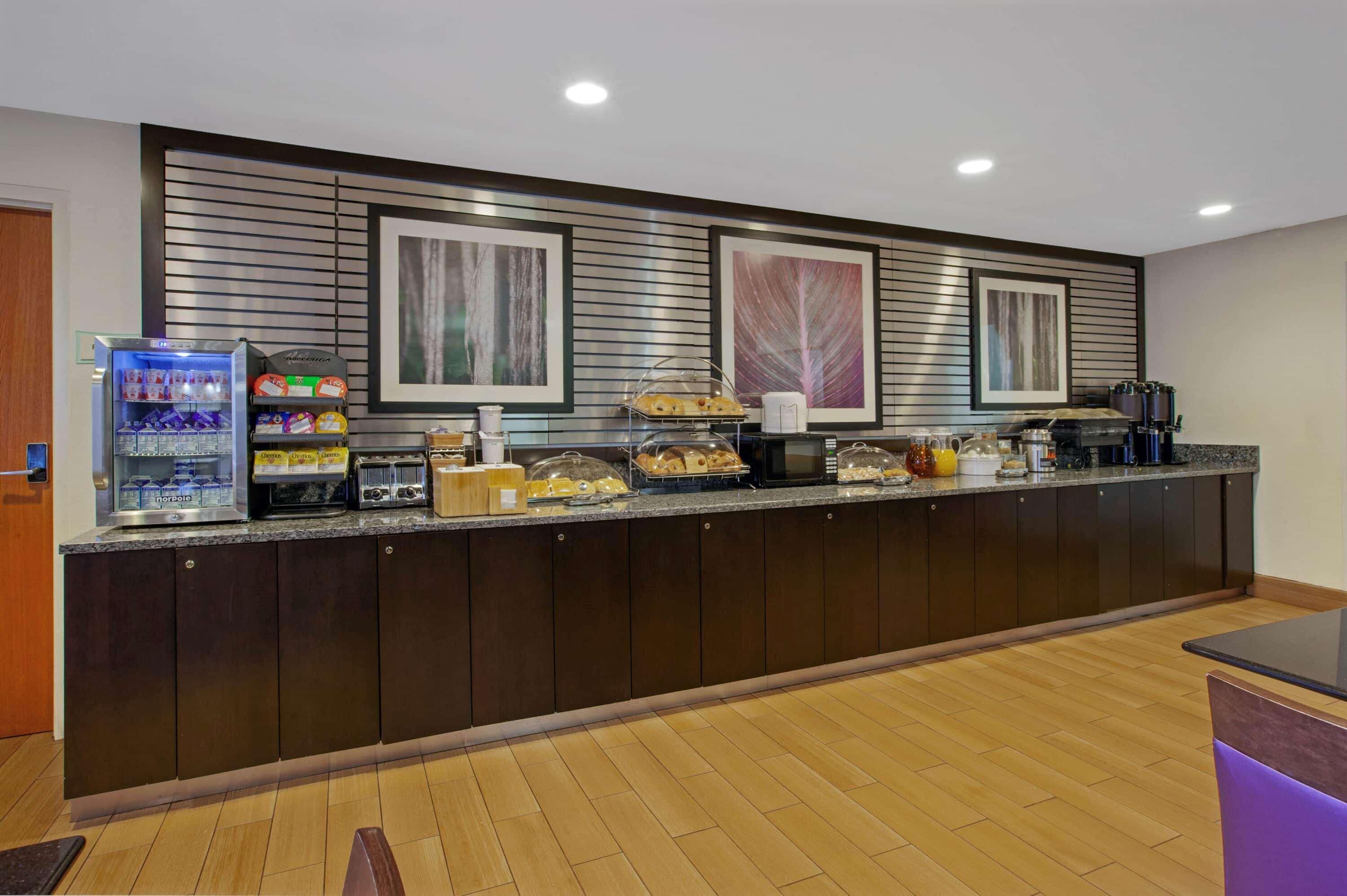 La Quinta Inn & Suites By Wyndham Detroit Metro Airport Romulus Buitenkant foto