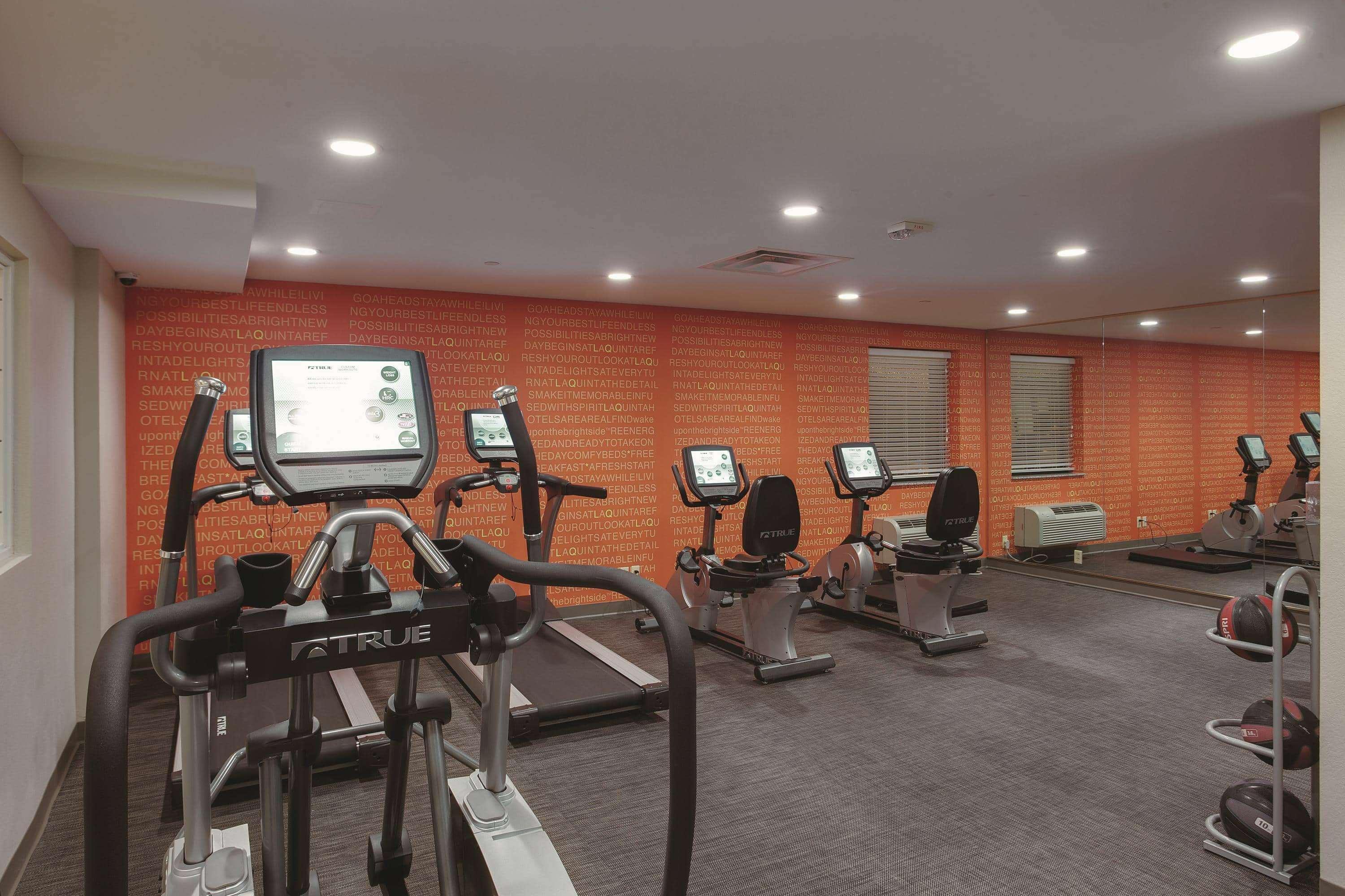 La Quinta Inn & Suites By Wyndham Detroit Metro Airport Romulus Buitenkant foto