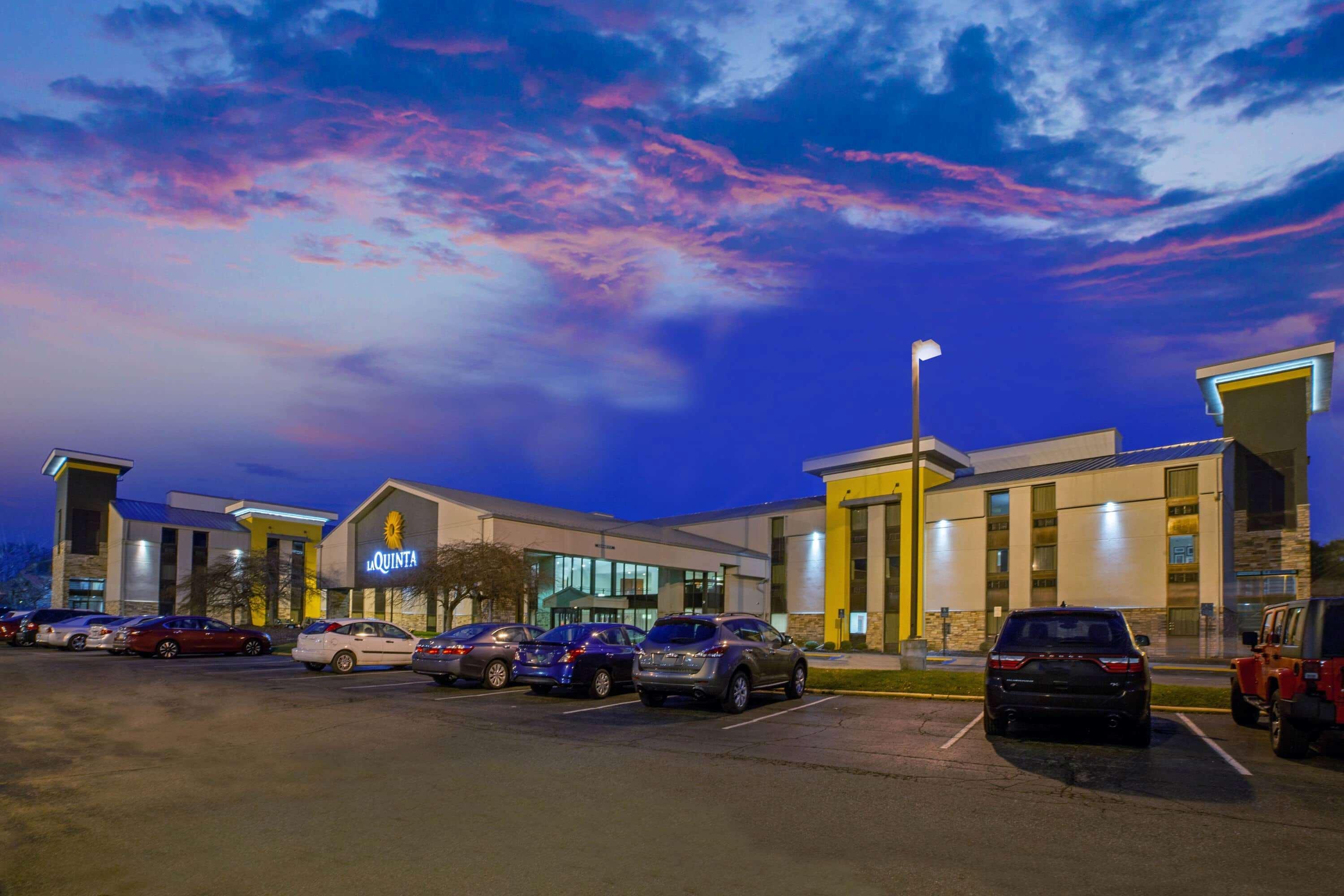 La Quinta Inn & Suites By Wyndham Detroit Metro Airport Romulus Buitenkant foto