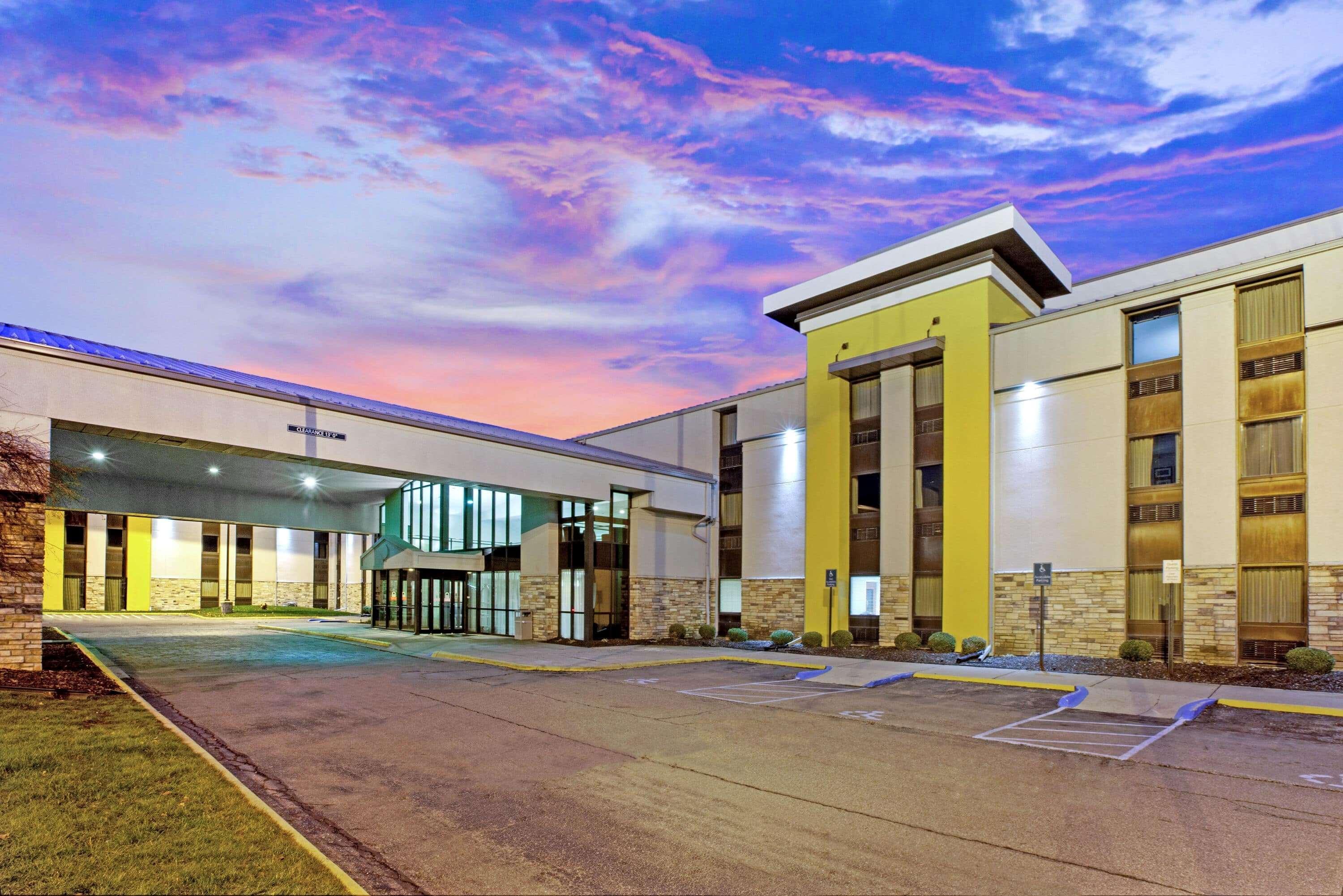 La Quinta Inn & Suites By Wyndham Detroit Metro Airport Romulus Buitenkant foto