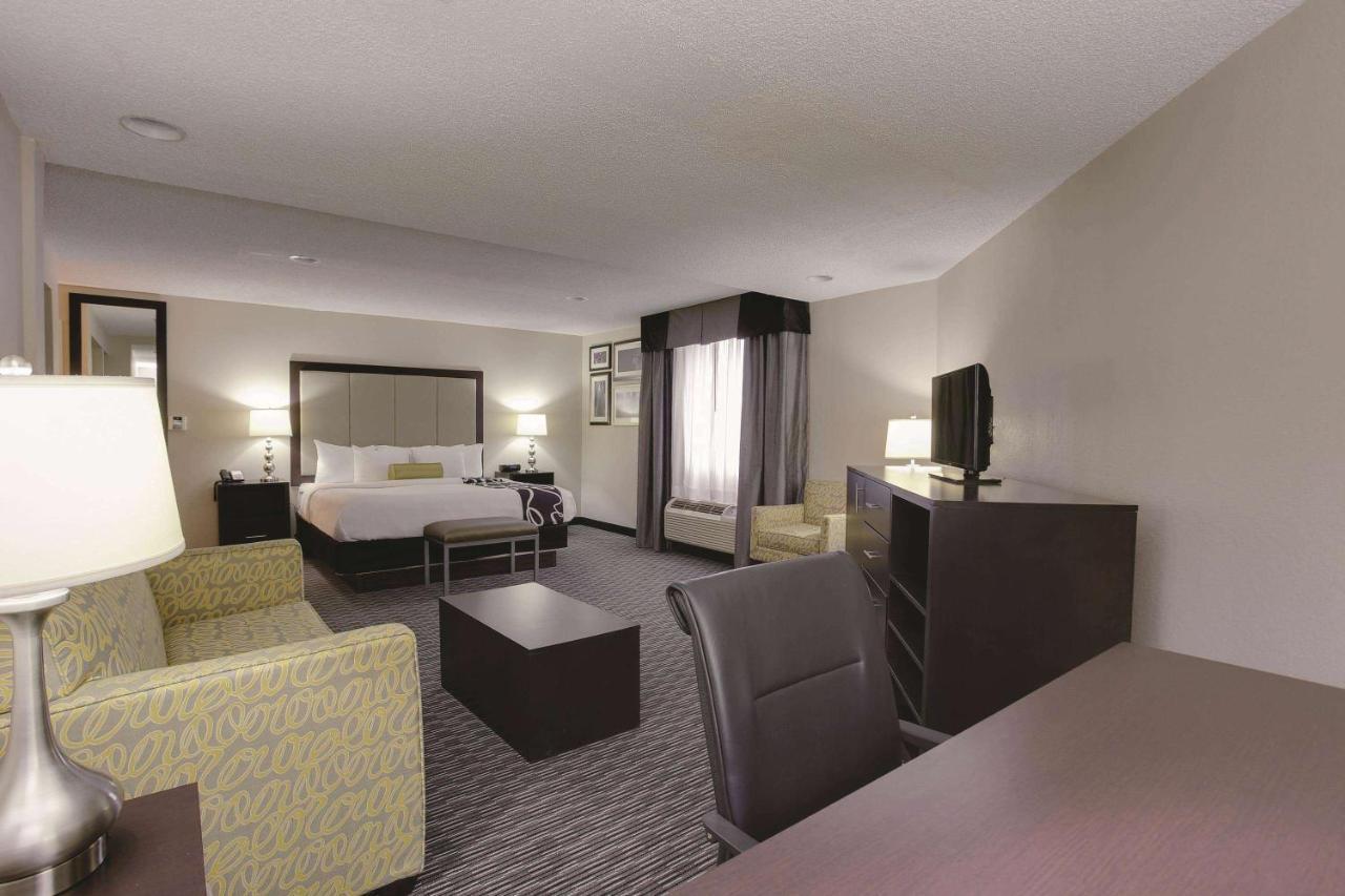 La Quinta Inn & Suites By Wyndham Detroit Metro Airport Romulus Buitenkant foto