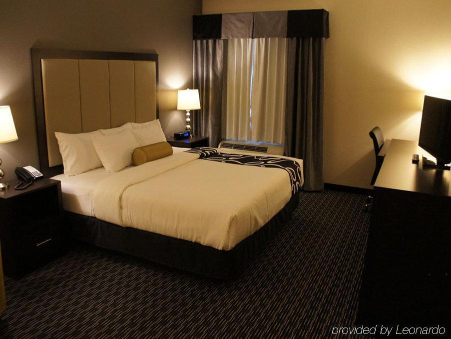 La Quinta Inn & Suites By Wyndham Detroit Metro Airport Romulus Buitenkant foto
