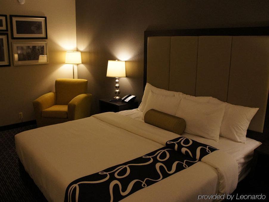 La Quinta Inn & Suites By Wyndham Detroit Metro Airport Romulus Buitenkant foto